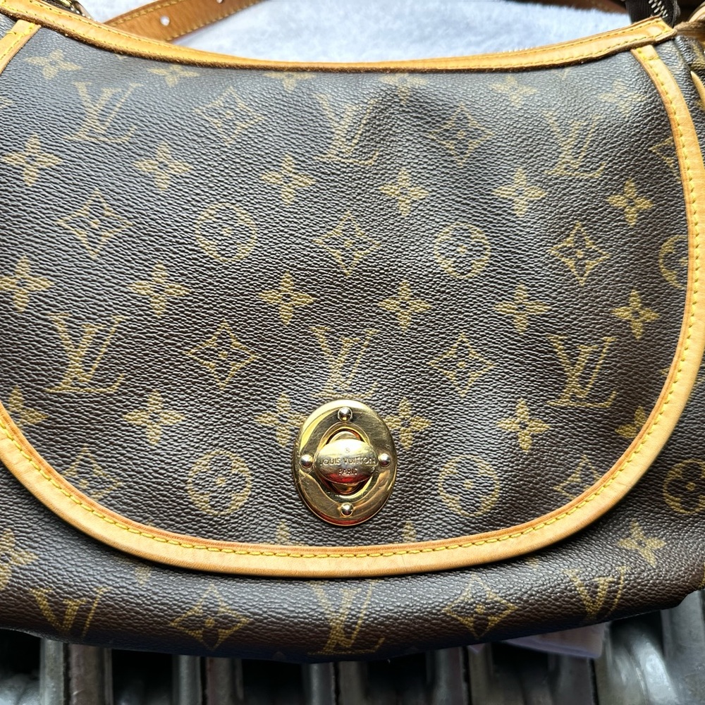 Louis Vuitton monogram bag in Excellent condition with purchase LV lock and key. - Picture 3 of 17